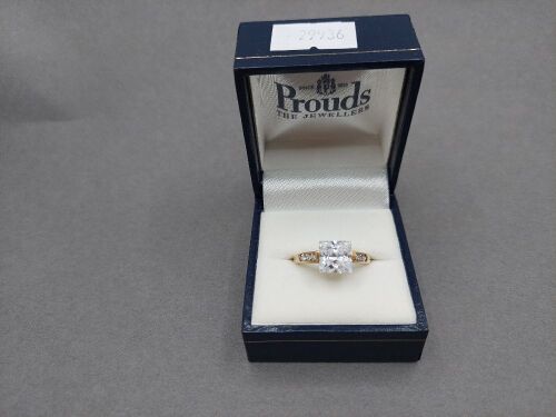 Exquisite 9ct Gold Square Stoned Solitaire Ring with 6 Shoulder Stones - Stamped 375 - Size O