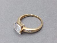 Exquisite 9ct Gold Square Stoned Solitaire Ring with 6 Shoulder Stones - Stamped 375 - Size O - 2