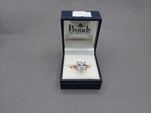 Beutiful 9ct Gold Square Solitaire Ring in Quad Claw Setting - Stamped 375 - Size O