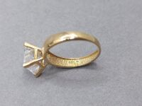 Beutiful 9ct Gold Square Solitaire Ring in Quad Claw Setting - Stamped 375 - Size O - 2