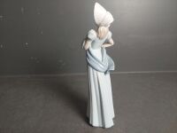 Lladro Nao Daisa spain Lady with Bonnet - 2