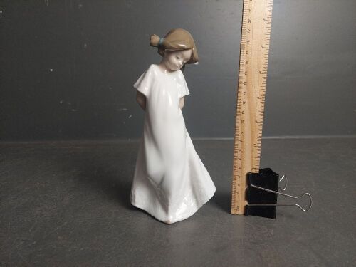 Lladro Nao So Shy Porcelain Figurine Daisa 1989