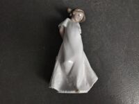 Lladro Nao So Shy Porcelain Figurine Daisa 1989 - 4