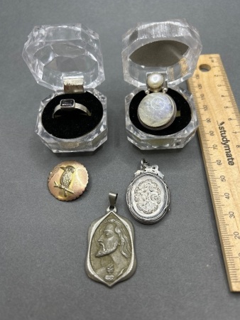 Mixed Lot of Jewlery - 2 x Silver Rings - 2 x Pendants - 1 Brooch