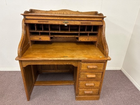 Antique Office Roll Top Desk in beautiful condition with key