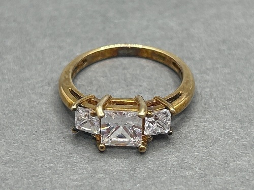 Beautiful 9ct Gold  - 3 Square Stoned Setting Ring