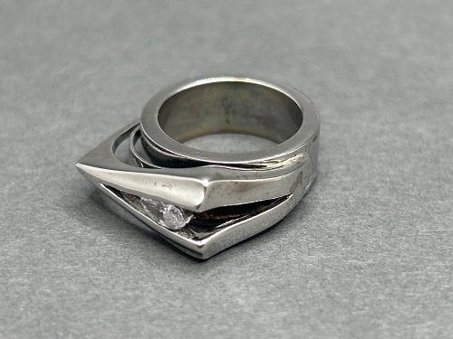 Rare Sterling Silver Ring with Arrow Shaped Setting and Single Oval Solitare 