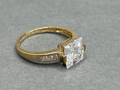 Exquisite 9ct gold Square Stoned Solitaire Ring with 6 Shoulder Stones