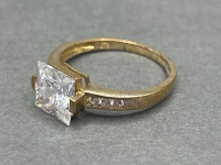 Exquisite 9ct gold Square Stoned Solitaire Ring with 6 Shoulder Stones - 2