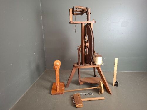 Wooden Spinning Wheel in excellent condition with accessories