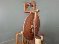 Wooden Spinning Wheel in excellent condition with accessories - 2