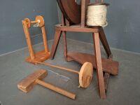 Wooden Spinning Wheel in excellent condition with accessories - 3