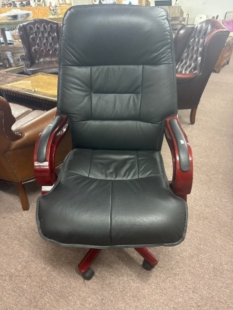 Very Classy Leather Office Chair in excellent condition