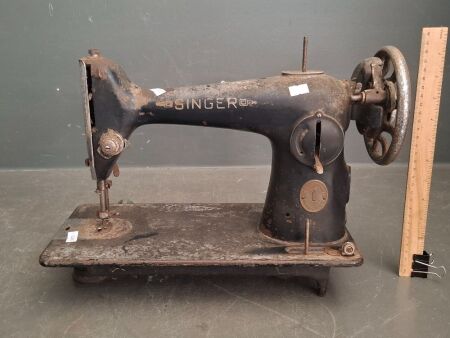 Vintage Singer Sewing Machine - Serial No. EE526607