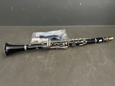 Buescher Clarinet (Nippon Gakki) - Includes cleaning gear