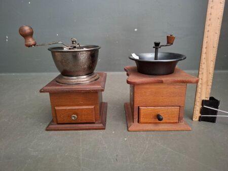 2x Vintage Style Coffee Grinders